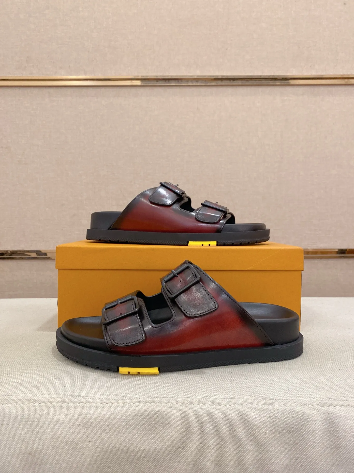 Factory price: 420💰Made by LV🔍Top purchasing agent. Men's spring and summer slippers are available at the same counter. The uppers are made of cowhide imported from Italy. High-quality craftsmanship, soles: original soles specially provided by the original factory, exclusive movable molded soles are super comfortable, original factory follow-up goods, 🔍🔍high quality, can be entered and exited the counter at will, welcome to compare, code number 38-44. Can be customized45